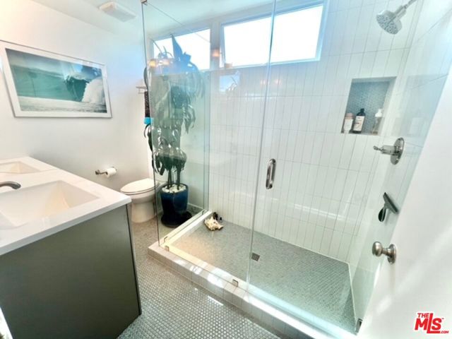 2513 Lincoln Boulevard, Venice CA: https://media.crmls.org/mediaz/555cc5fb-b791-4ef3-8a49-88b5a50a7bab.jpg