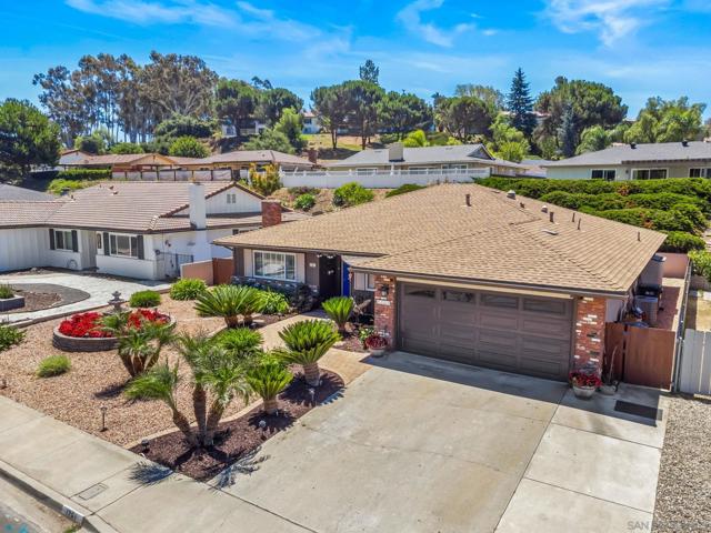 1261 La Mirada Ave, Escondido CA: https://media.crmls.org/mediaz/555d1990-20ff-479d-9382-23e405d25463.jpg