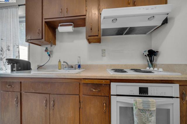 1738 7Th St, Berkeley CA: https://media.crmls.org/mediaz/555da510-91cc-4a6d-aef7-d93890dc60ce.jpg