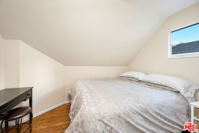 723 N Sierra Drive, Beverly Hills CA: https://media.crmls.org/mediaz/555dbdb7-a087-47a7-9e1d-0eef065e3640.jpg