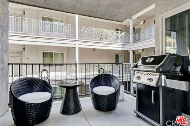 439 N Doheny Drive, Beverly Hills CA: https://media.crmls.org/mediaz/555dfee1-b88a-49d5-b9cb-2c6e58fdd61b.jpg