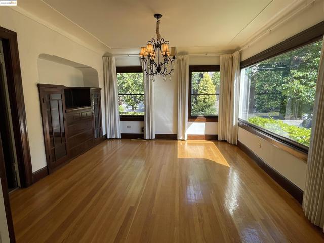 1159 Winsor, Piedmont CA: https://media.crmls.org/mediaz/555e5f81-e5e2-436c-b96d-a35cf6149779.jpg