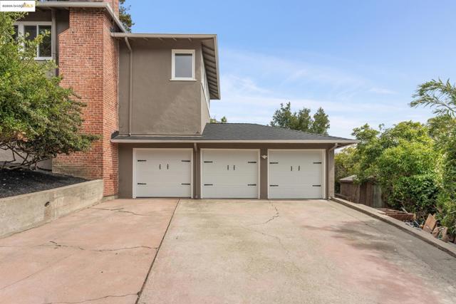 1057 Arlington Blvd, El Cerrito CA: https://media.crmls.org/mediaz/555eb163-baa0-404a-800b-e39bf511f5bf.jpg