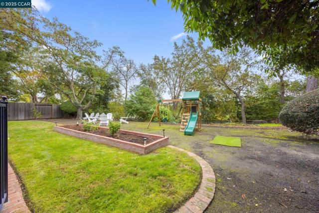 110 Twin Peaks Drive, Walnut Creek CA: https://media.crmls.org/mediaz/555fdf65-42aa-4485-b4f6-510273bdedbb.jpg