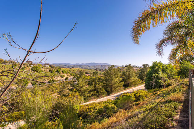 13290 Red Bird Court, Moorpark CA: https://media.crmls.org/mediaz/5560448f-433a-4cc5-8fba-bc1a62596b99.jpg