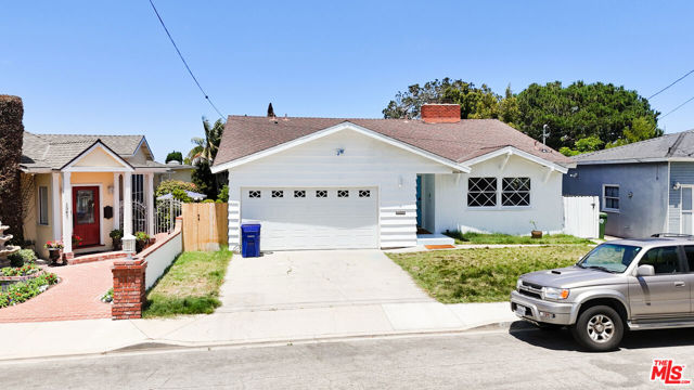 1545 3rd Street, Manhattan Beach CA: https://media.crmls.org/mediaz/5560de03-3e0b-4e7c-8d75-15999371f979.jpg