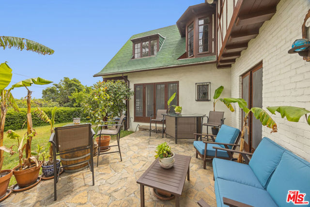 3806 Carnavon Way, Los Angeles CA: https://media.crmls.org/mediaz/55611656-40d8-412b-a6ae-441c52e905a8.jpg