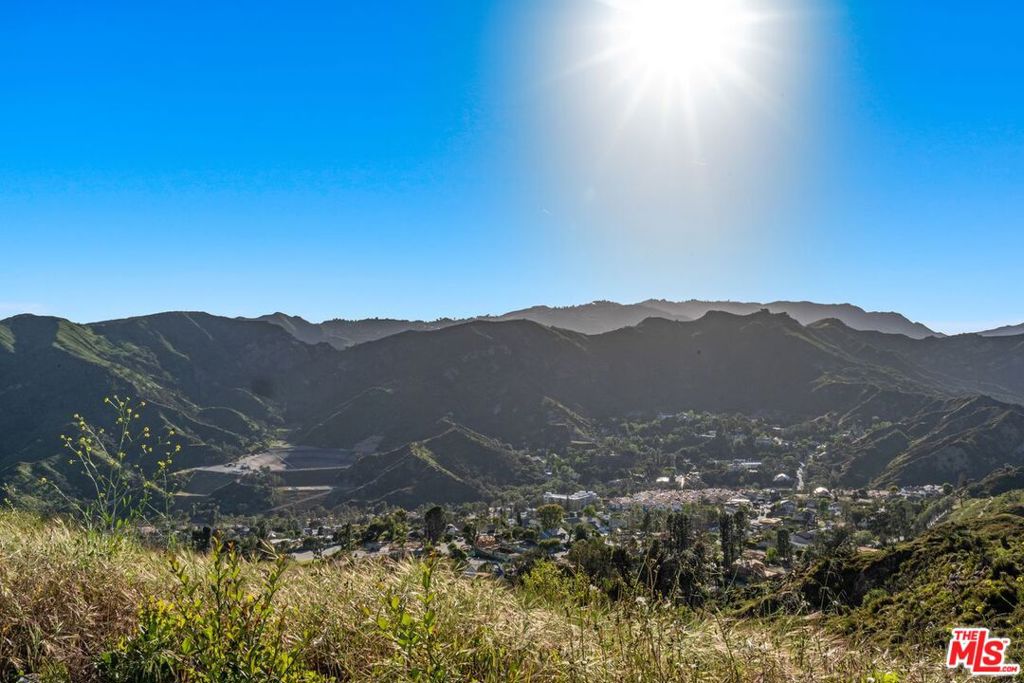 https://media.crmls.org/mediaz/556117b9-e8ef-4a2f-aa0d-97baf7276418.jpg?preset=X-Large