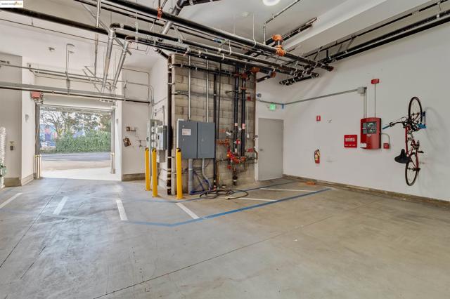 410 Webster St, Oakland CA: https://media.crmls.org/mediaz/55615fb3-ff2c-4172-87ee-89bc267ebc87.jpg