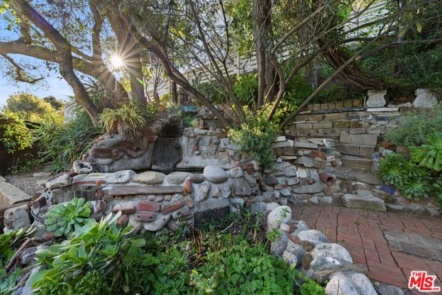 21936 Canon Drive, Topanga CA: https://media.crmls.org/mediaz/556175bc-b32b-4d6f-9c79-0e4eb297259a.jpg