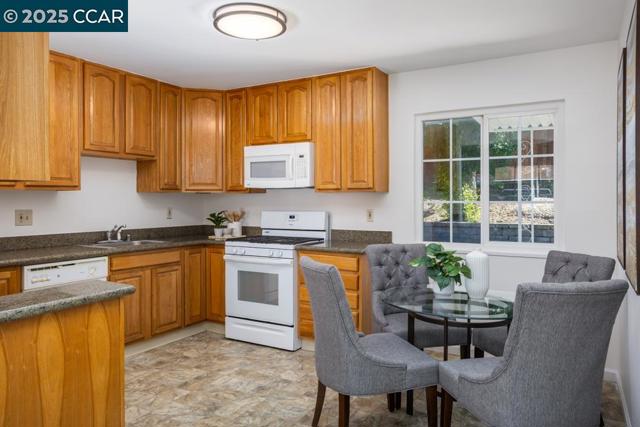 4192 Valley Ave, Martinez CA: https://media.crmls.org/mediaz/556283d8-88c7-4974-882a-f4f5b364f221.jpg