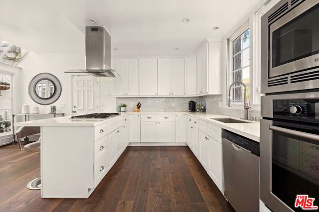 12320 Ridge Circle, Los Angeles CA: https://media.crmls.org/mediaz/5562b227-5093-439e-a4b6-f6f30379bf9d.jpg
