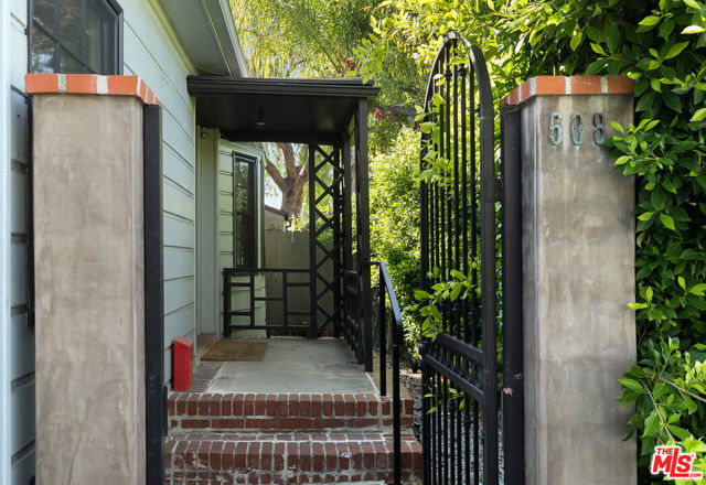 508 N San Vicente Boulevard, West Hollywood CA: https://media.crmls.org/mediaz/55632fac-101c-4744-937f-bb813a00f2b8.jpg