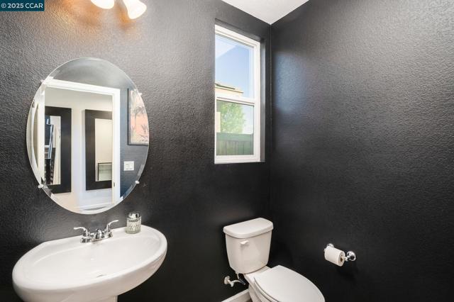 9603 Del Seis Dr, Sacramento CA: https://media.crmls.org/mediaz/5563b958-e725-42a2-b854-20f71652cc46.jpg