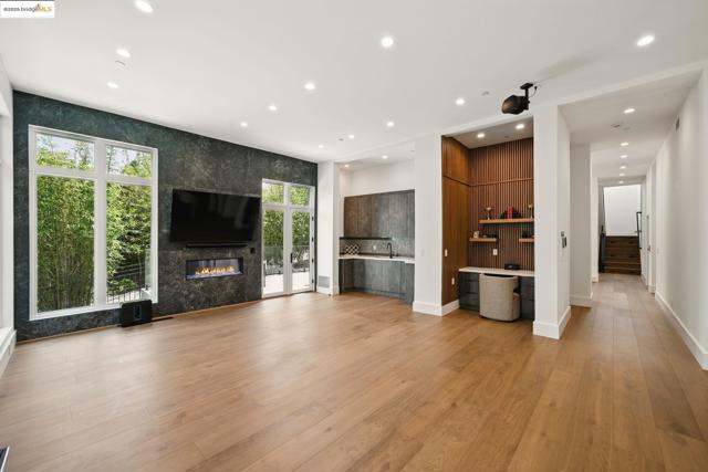 13462 Campus drive, Oakland CA: https://media.crmls.org/mediaz/5564ddc7-b6bd-41ae-9ab3-1c95b3209be7.jpg