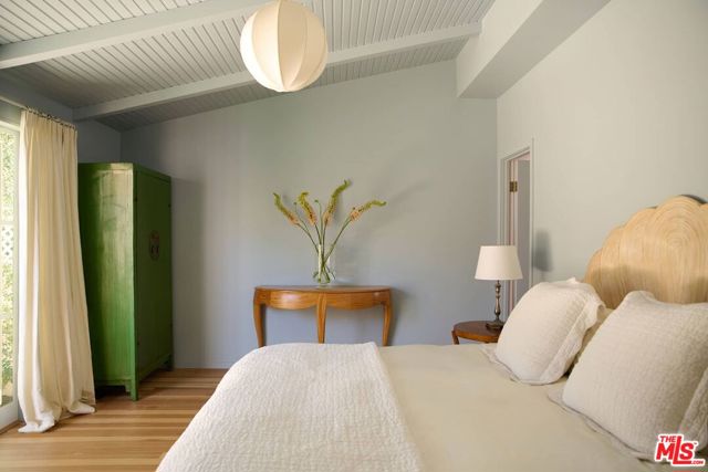 212 Paradise Cove Road, Malibu CA: https://media.crmls.org/mediaz/5564fb07-c03f-4616-92fb-d7017ee3458e.jpg