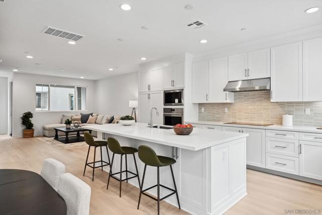 2581 Broom Ln, Carlsbad CA: https://media.crmls.org/mediaz/5565d43a-4407-42a6-8a67-c1fb14dedbe3.jpg