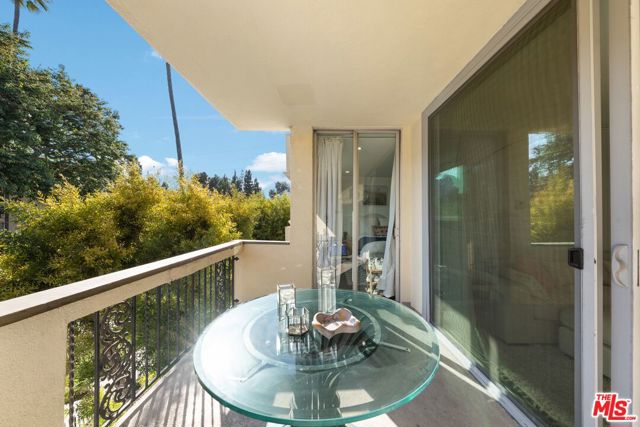11970 Montana Avenue, Los Angeles CA: https://media.crmls.org/mediaz/5565d8a7-9960-4640-b134-b1e3e94609db.jpg