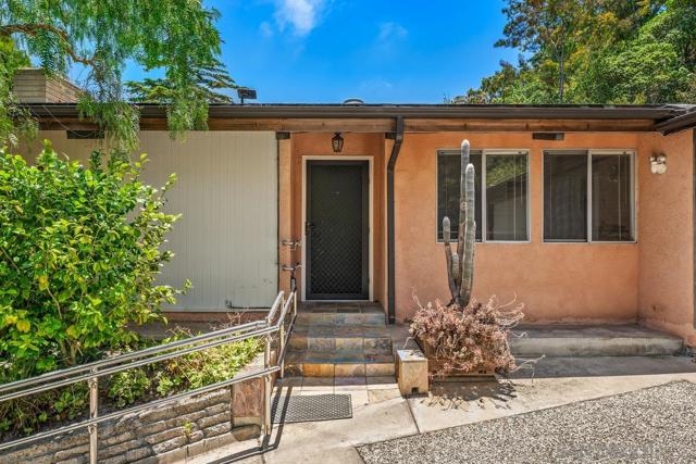 8402 Sugarman Dr, La Jolla CA: https://media.crmls.org/mediaz/5566e3f3-3f8f-4ae7-9bbe-f5255ba50c53.jpg