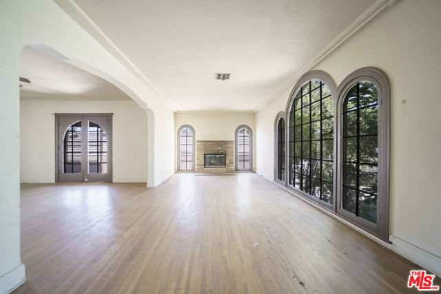 4804 La Canada Boulevard, La Canada Flintridge CA: https://media.crmls.org/mediaz/5567ebb5-b957-42a4-a4e3-da7135760b63.jpg