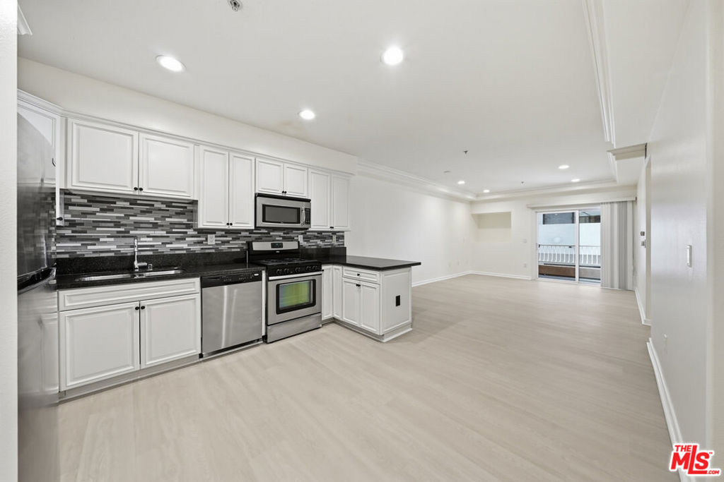 1037 Fedora Street #204