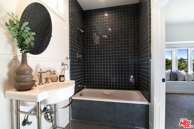3908 Fairway Avenue, Studio City CA: https://media.crmls.org/mediaz/55682646-f3f7-43cf-9467-80d4dd3e2668.jpg