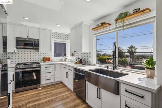 6238 Majestic Ave, Oakland CA: https://media.crmls.org/mediaz/5568f2ed-b54d-485f-bc19-5cc0310d7f32.jpg