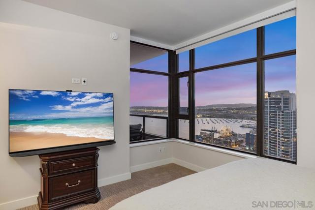 700 W E St, San Diego CA: https://media.crmls.org/mediaz/55692075-5769-4e95-b113-7624cf5d4ff7.jpg