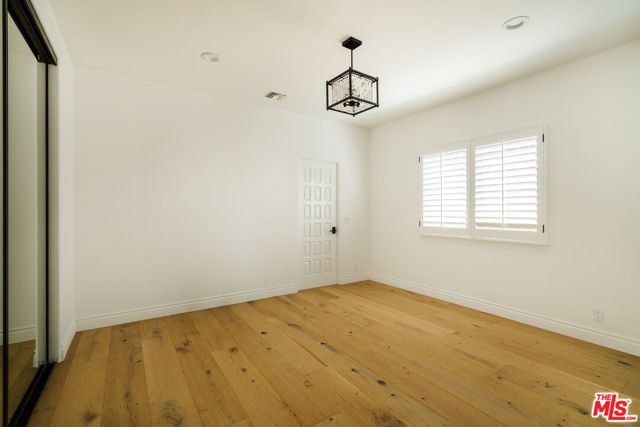 609 21st Place, Santa Monica CA: https://media.crmls.org/mediaz/556957cf-fd2f-48b0-a4c7-21377ea98dd7.jpg
