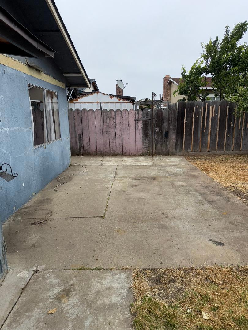 https://media.crmls.org/mediaz/556972e2-a01b-4436-b7d3-e20010cdc9e1.jpg?preset=X-Large