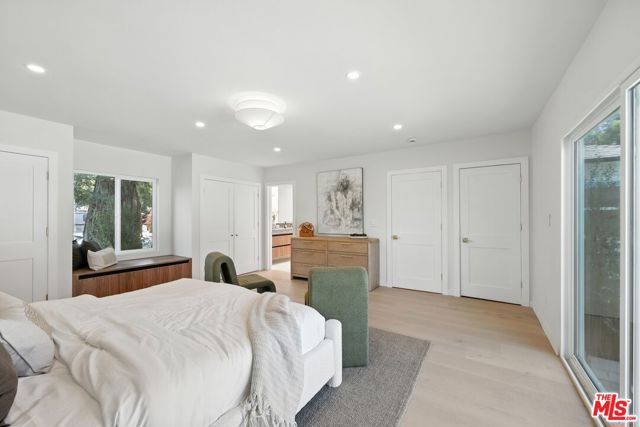 15727 Hartsook Street, Encino CA: https://media.crmls.org/mediaz/556b65d0-f77b-4e60-a151-56990d3153b0.jpg