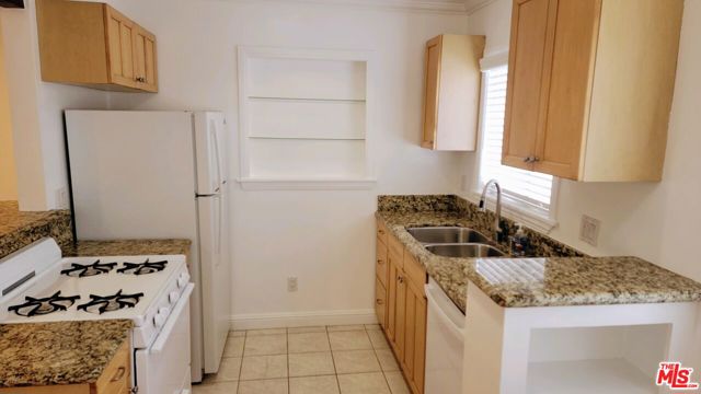 309 Broadway Street, Venice CA: https://media.crmls.org/mediaz/556b8646-75f4-4719-b697-332f9253cc73.jpg