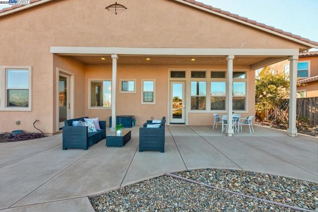 1440 Riva Trigoso Dr, Manteca CA: https://media.crmls.org/mediaz/556c3ad4-3fcb-44e6-b948-19639caf0fe5.jpg
