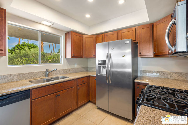 2033 E Ramon Road, Palm Springs CA: https://media.crmls.org/mediaz/556c7532-3557-49e7-8b4b-c57168fa477e.jpg