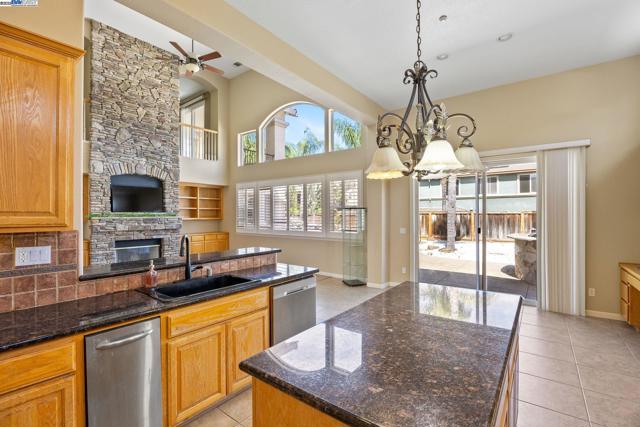 2132 Gold Poppy St, Brentwood CA: https://media.crmls.org/mediaz/556cd027-4870-444a-b03f-47be491768ba.jpg