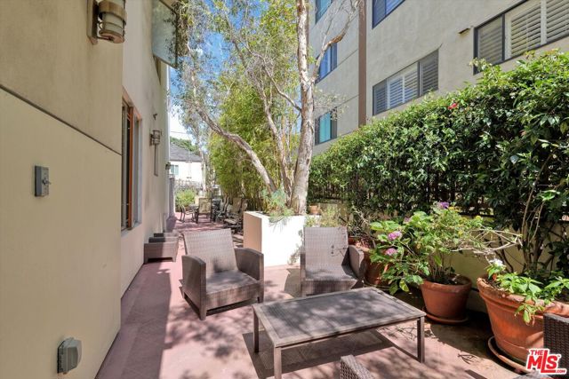130 N Swall Drive, Beverly Hills CA: https://media.crmls.org/mediaz/556cfb32-f885-471a-8184-4da4498ae300.jpg