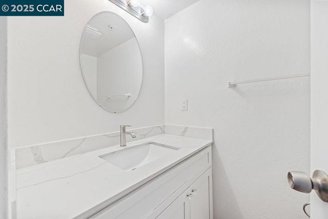 16472 Foothill Blvd, San Leandro CA: https://media.crmls.org/mediaz/556d1ca5-1f92-4120-a059-7f377d302a4e.jpg