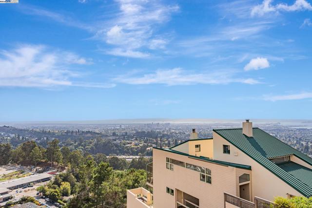 1522 Grand View Drive, Berkeley CA: https://media.crmls.org/mediaz/556d4f53-7fbe-4966-83d0-abd5406fec02.jpg