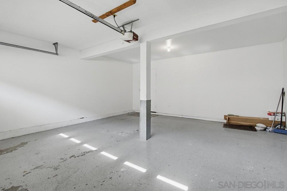 https://media.crmls.org/mediaz/556d789b-1a5a-4809-b286-7aa59d06c898.jpg?preset=X-Large