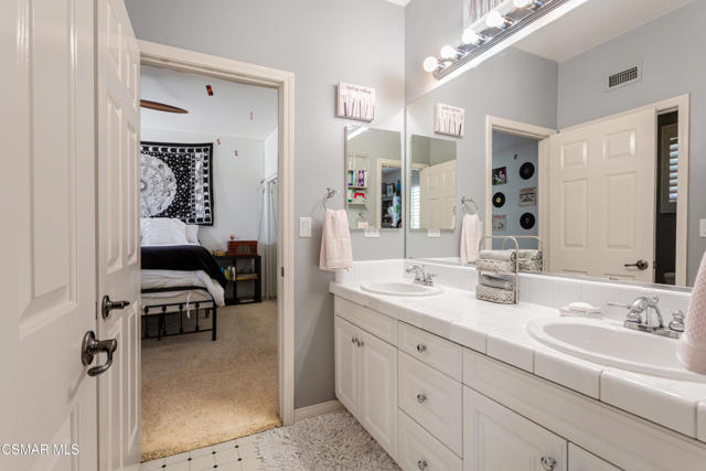 Image 16 of 23 For 68 Twisted Oak Drive