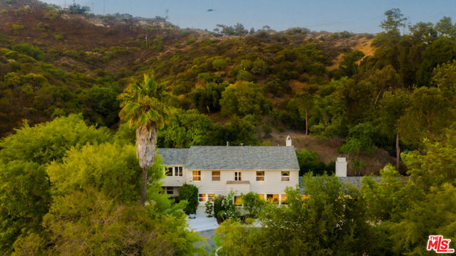 7917 Woodrow Wilson Drive, Los Angeles CA: https://media.crmls.org/mediaz/556d9f75-fbe8-44d8-9211-69c253323293.jpg