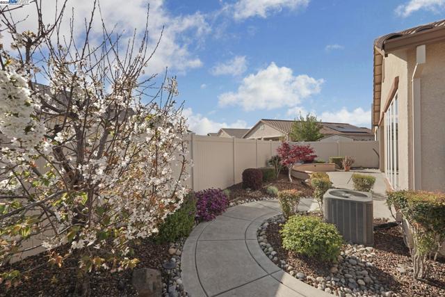 2961 Clear Point Way, Manteca CA: https://media.crmls.org/mediaz/556ed8f2-68d4-4a1f-8785-893246773e72.jpg