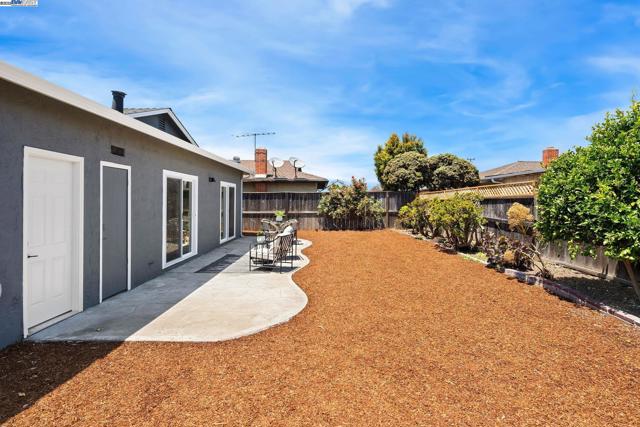 14272 Santiago Rd, San Leandro CA: https://media.crmls.org/mediaz/556fb6f8-15ba-4658-8a36-ff2ba604ced6.jpg