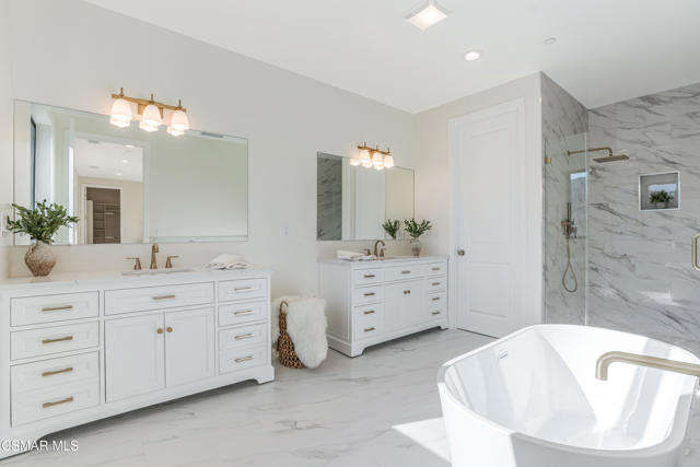 252 Capri Drive, Simi Valley CA: https://media.crmls.org/mediaz/5570452e-7f52-40c4-85dd-1095a4e274b9.jpg
