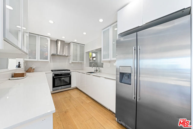 8494 Cole Crest Drive, Los Angeles CA: https://media.crmls.org/mediaz/5570de26-8538-48af-bb46-d3a3b299649d.jpg