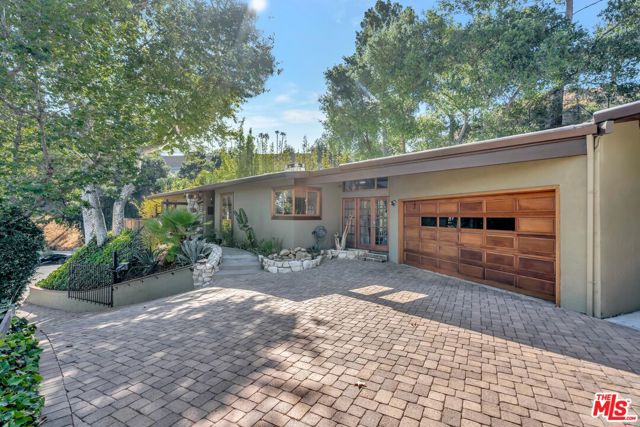 15511 Woodcrest Drive, Sherman Oaks CA: https://media.crmls.org/mediaz/55717f0a-d398-41c1-a8e8-dad9870e12d5.jpg