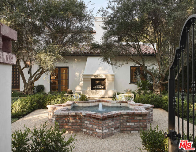 624 N Arden Drive, Beverly Hills CA: https://media.crmls.org/mediaz/55723daf-e641-4a88-86eb-6b1bc9df40dd.jpg