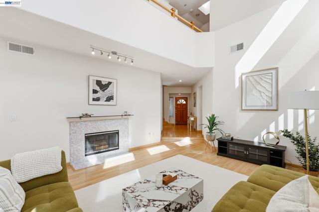 906 Vista Pointe Dr, San Ramon CA: https://media.crmls.org/mediaz/5572b2b1-fe3b-434e-8692-0316c9734bc1.jpg