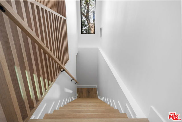 812 W Avenue 37, Los Angeles CA: https://media.crmls.org/mediaz/5572d04a-506a-432c-8195-bb139e9030a9.jpg