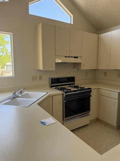 132 Crosswind Court, Hercules CA: https://media.crmls.org/mediaz/557437b0-b32e-44ce-acb5-085a4e40673d.jpg